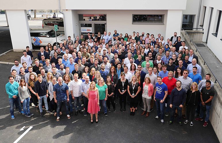 Bild: Gruppenfoto bei den ersten Präsenztagen am neuen FernFH Campus