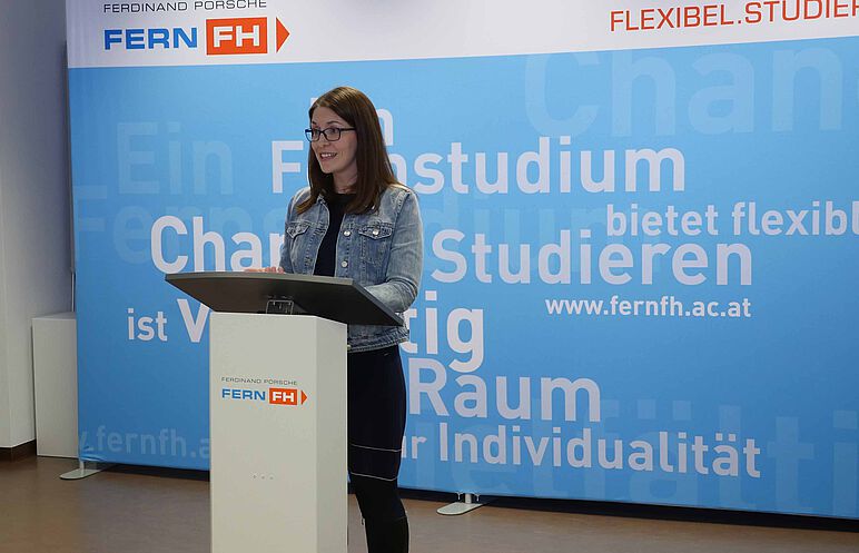 Tanja Adamcik bei der Ansprache auf der Verleihung des Titels FH-Dozentin an der FernFH