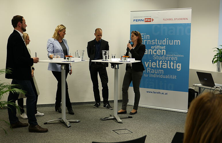 Bild: Podiumsdiskussion des Alumni-Netzwerkes der FernFH im Studienzentrum in Wien im Raum