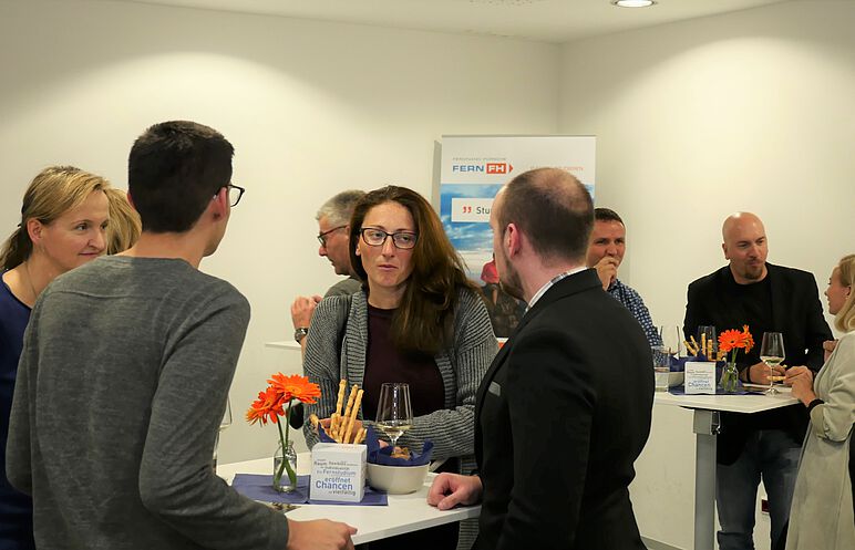 Bild: Austausch der Gäste nach der Podiumsdiskussion des Alumni-Netzwerkes der FernFH im Studienzentrum in Wien im Raum