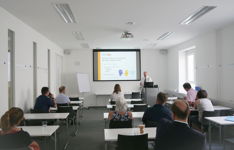 Foto: Vortrag über die forschungsgeleitete Lehre in der Wirtschaftsinformatik 