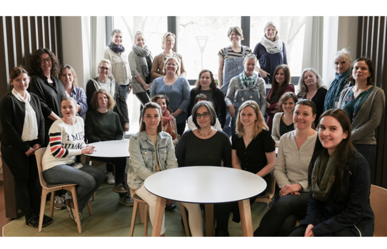 FernFH-Mitarbeiter_innen in der Studierendenlounge am Weltfrauentag