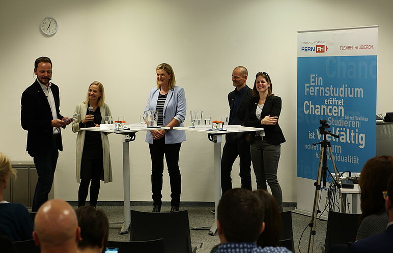 Bild: Podiumsdiskussion des Alumni-Netzwerkes der FernFH im Studienzentrum in Wien im Raum