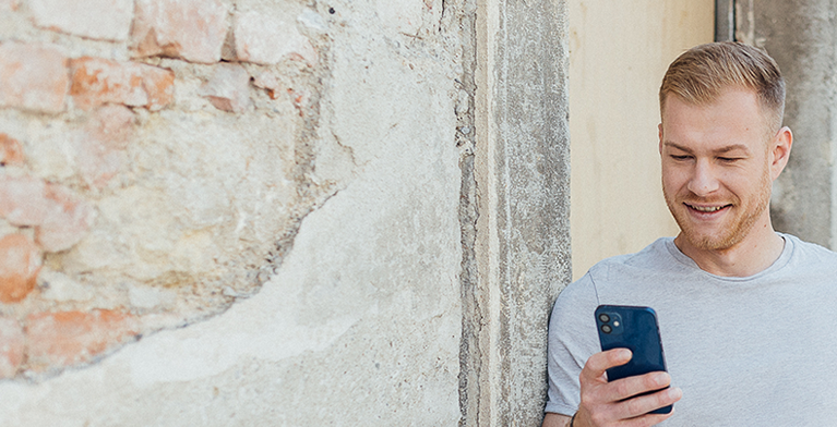 Foto mit Menschen, die Laptops, Mobiltelefone und Tablets in der Hand halten