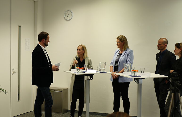 Bild: Podiumsdiskussion des Alumni-Netzwerkes der FernFH im Studienzentrum in Wien im Raum