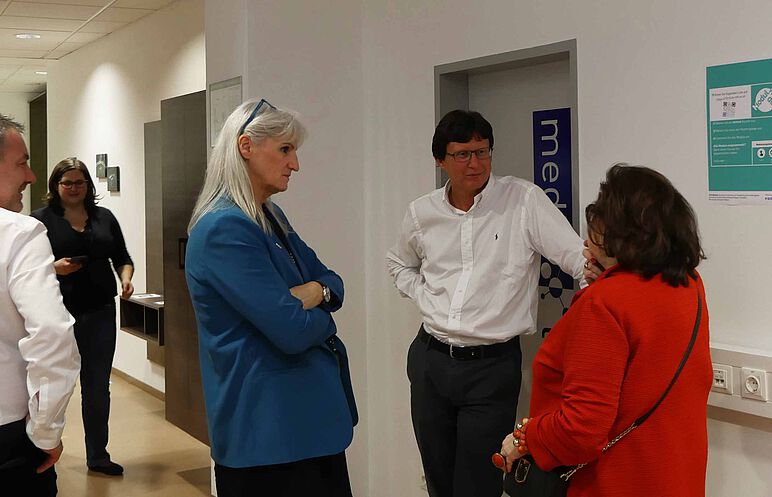 FernFH Mitarbeiterinnen mit Besuchern und Besucherinnen auf der 1010 Jahre Jubiläumsveranstaltung