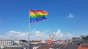 Bild: Hissen der Regenbogenfahne am Campus 2019 Bild: Hissen der Regenbogenfahne am Campus 2019