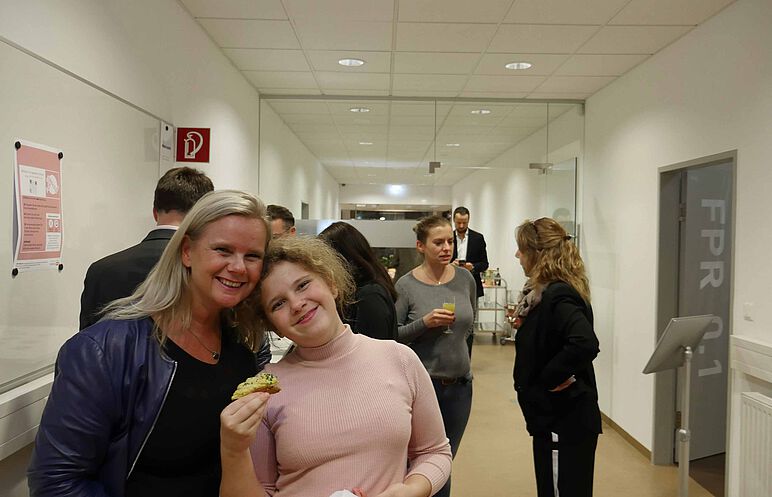 FernFH Mitarbeiterinnen mit Besuchern und Besucherinnen auf der 1010 Jahre Jubiläumsveranstaltung