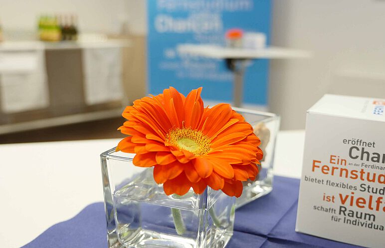 Decoration with flowers and FernFH cubes at the award of the title FH lecturer at the FernFH