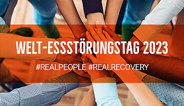 Hände vieler Menschen die zusammengehalten werden