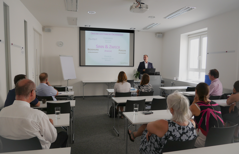 Foto: Vortrag zum Thema "Wissenschaftliche und berufliche Tätigkeiten und ihre Relevanz für die Lehrtätigkeit in einem Fern-Studiengang