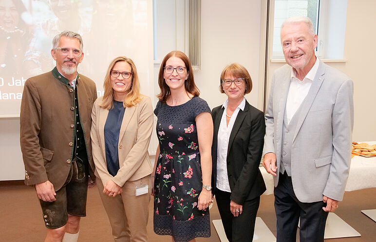 Foto: Bürgermeister gratuliert zu 10 Jahre ASBA (c) Ferdinand Porsche FERNFHFERNFH