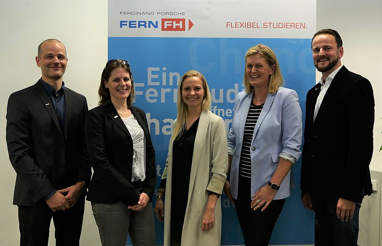 Gruppenbild von den Absolvent_innen und Lehrenden bei der Podiumsdiskussion des Alumni-Netzwerks