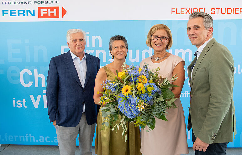 Das FernFH Team überreicht Landeshauptfrau Blumen 