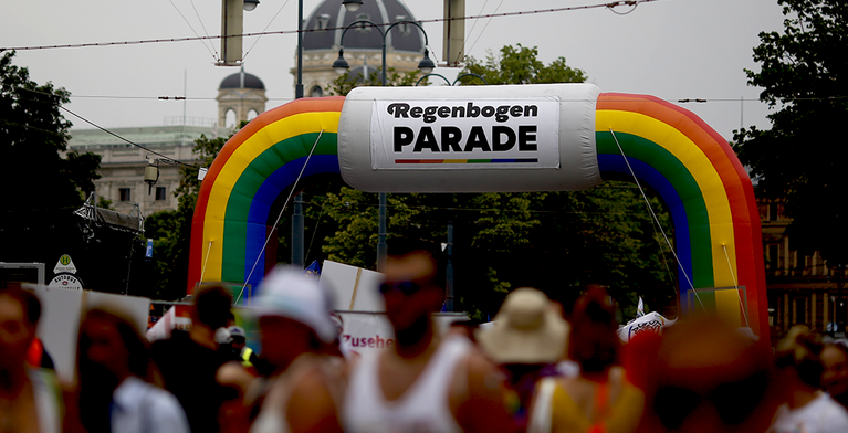 FernFH auf der Regenbogenparade