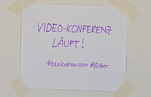 Videokonferenz läuft-Schild