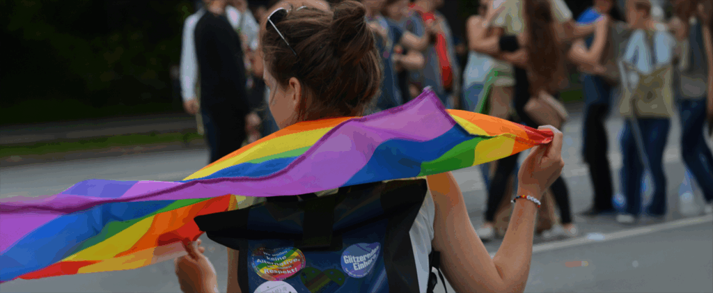 Frau mit Pride-Flagge
